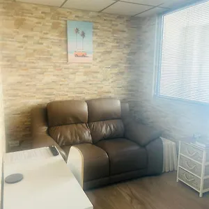  Apartment Stunning Location! 15m To
